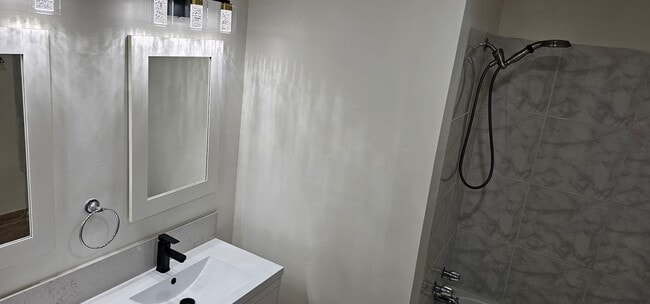 Building Photo - Remodeled 2bed 2 bath Ground level