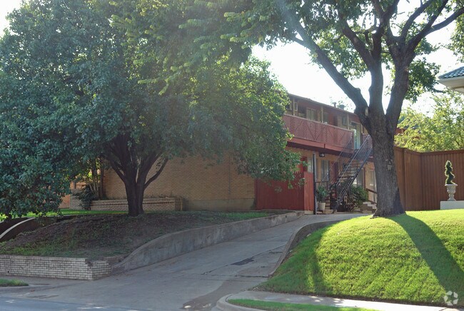 Building Photo - Gaston Topper