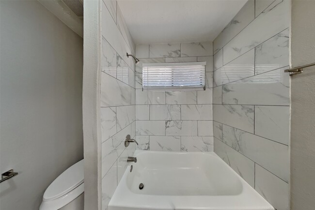 Building Photo - 16054 Pinyon Creek Dr