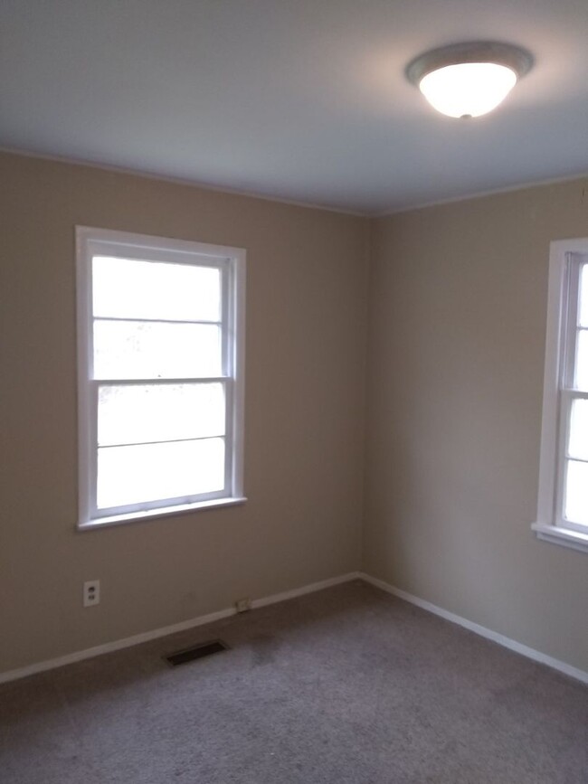 Building Photo - BACK ON THE MARKET!  $15.00 APPLICATION FE...