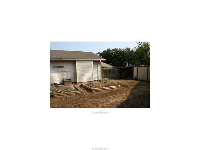 Building Photo - 2402 Quail Hollow Dr