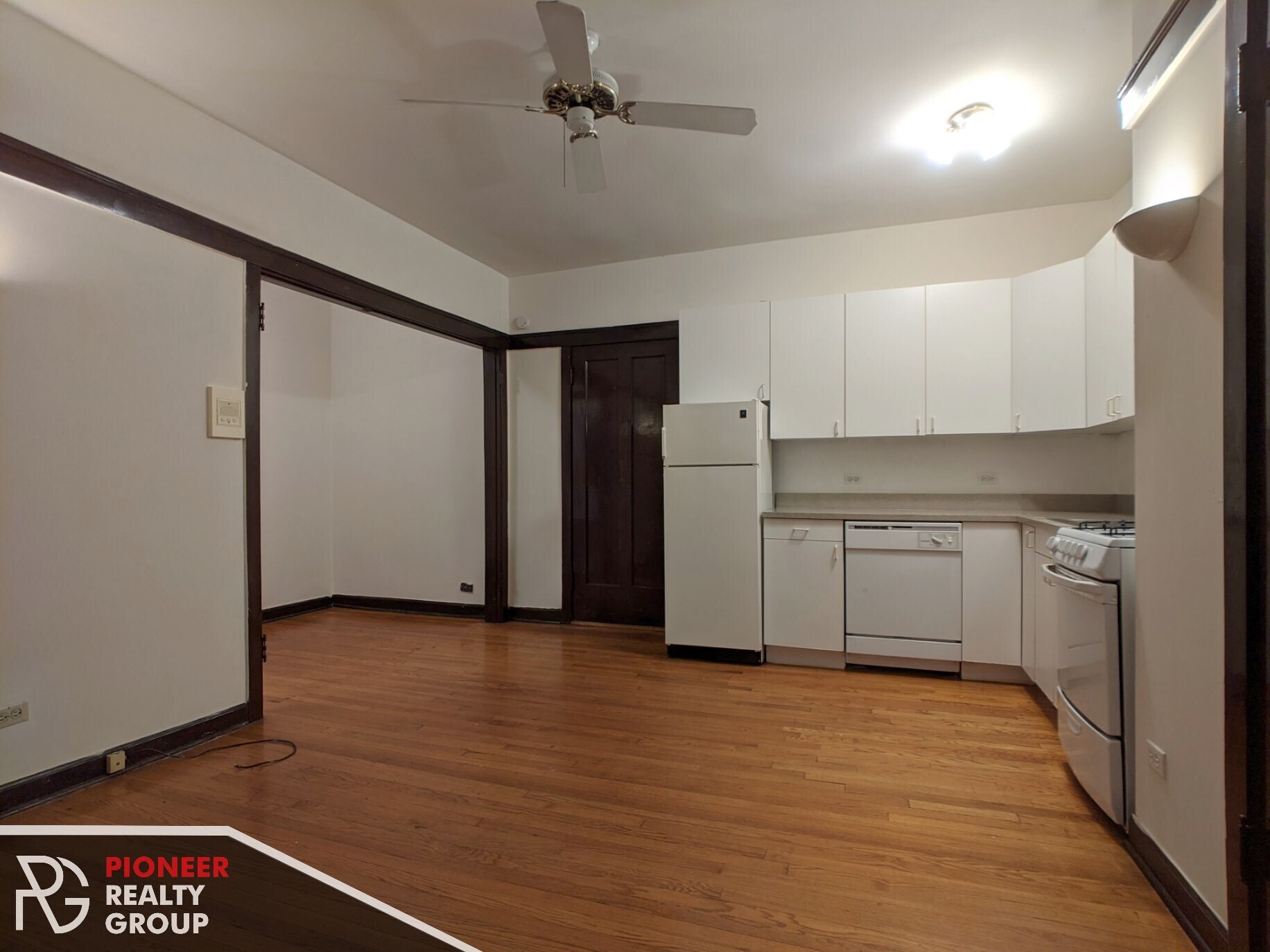 Building Photo - 820 W Waveland Ave