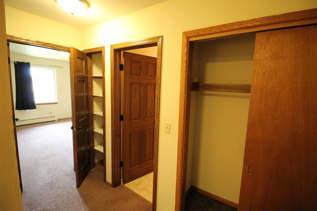 Building Photo - 304 N Tratt St