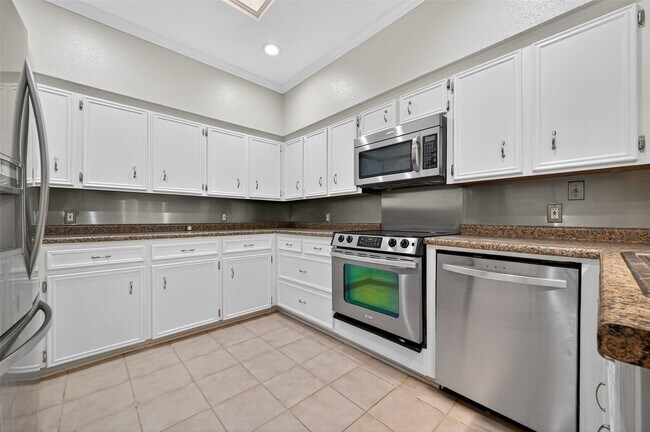 Building Photo - 4426 Basswood Ln