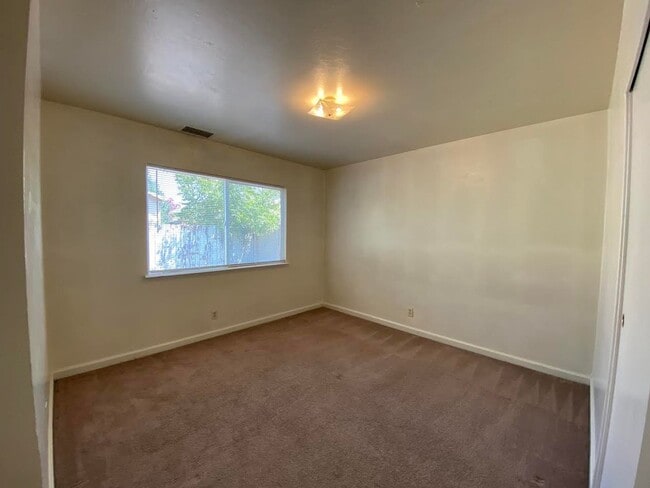 Building Photo - Fairfield, 3 bed/2 bath home $2400