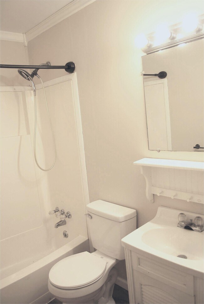 Building Photo - 3105 Pineview Dr SW