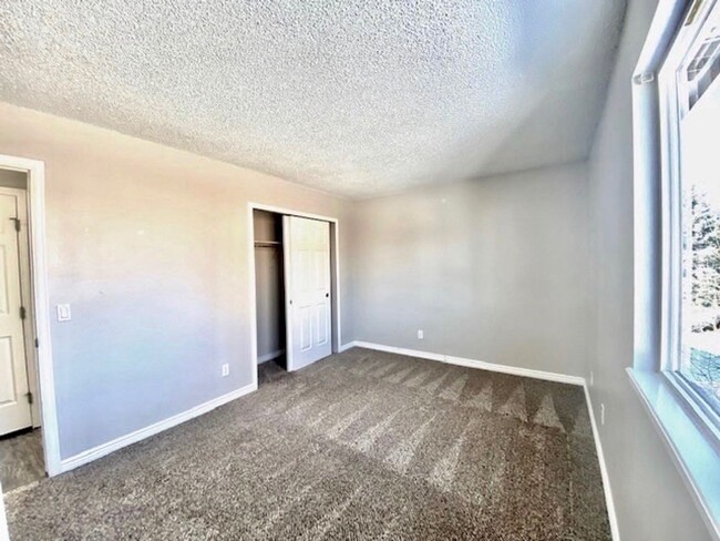 Building Photo - Lovely bi-level 3 bed/2 bath home with fen...