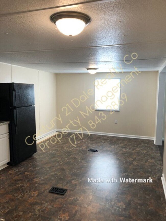 Building Photo - 2 Bedroom Home in Central School with a La...