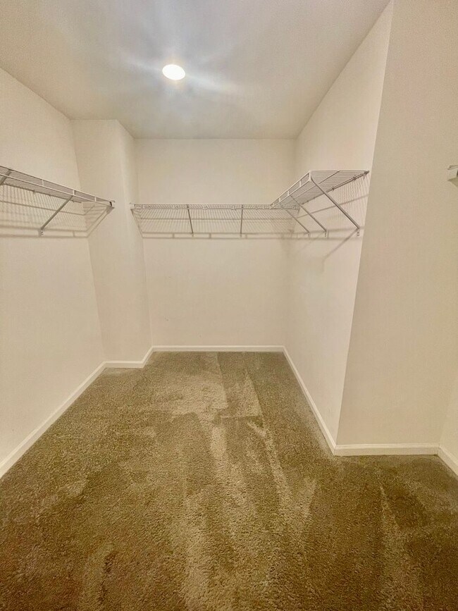 Building Photo - Welcome to this stunning 5-bedroom, 2-bath...