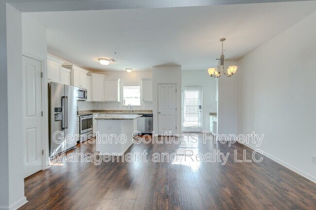 Building Photo - 304 Oldbury Ln