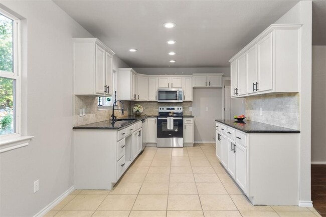 Building Photo - 3 Happy Hollow Ln