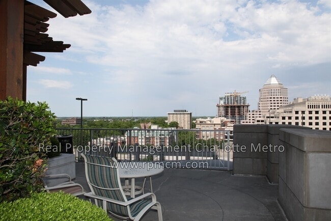 Building Photo - Fabulous Uptown View from 33rd Story Suite