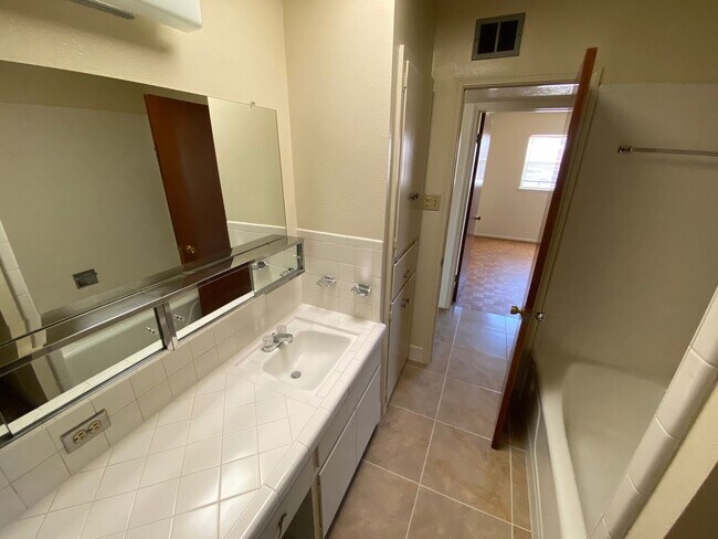 Building Photo - Northeast El Paso 3bed/2bath w/LOTS of living space!