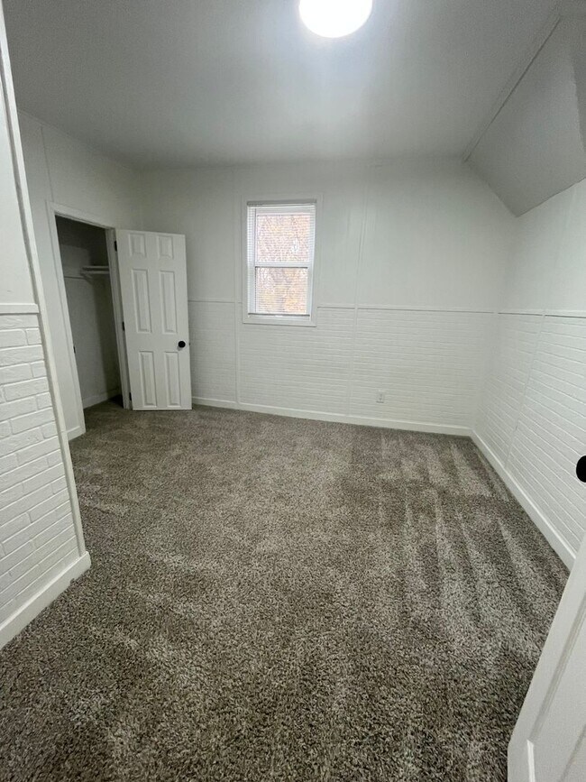 Building Photo - 4 Bed/1.5 Bath Rental Home in Central Sioux Falls!