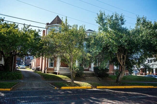 Building Photo - 27 N College St