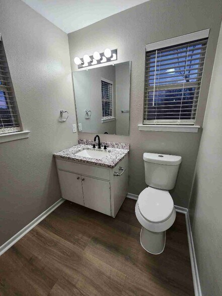 Building Photo - 206 N Donohue St