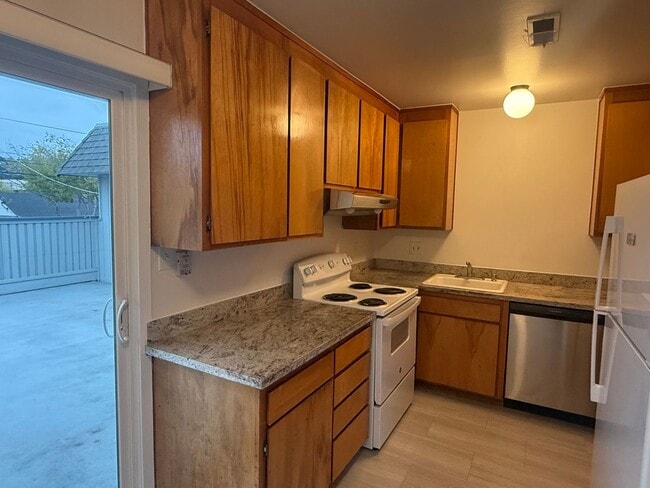 Building Photo - 3251 Santa Clara Ave