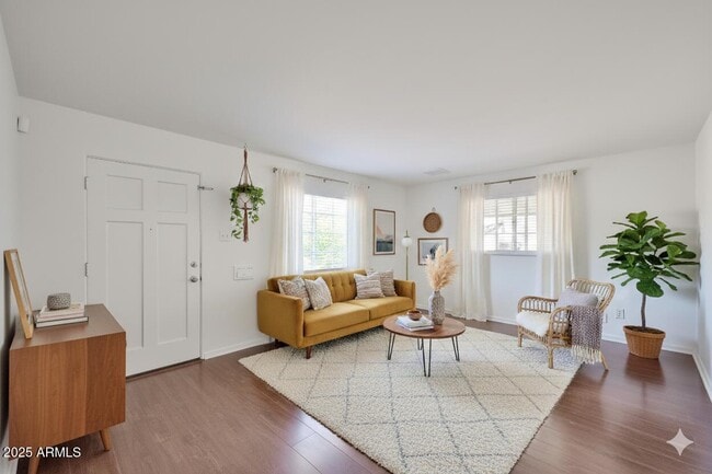 Primary Photo - 2221 W Clarendon Ave