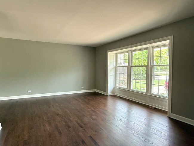 Building Photo - 1807 S Surrey Ridge Dr