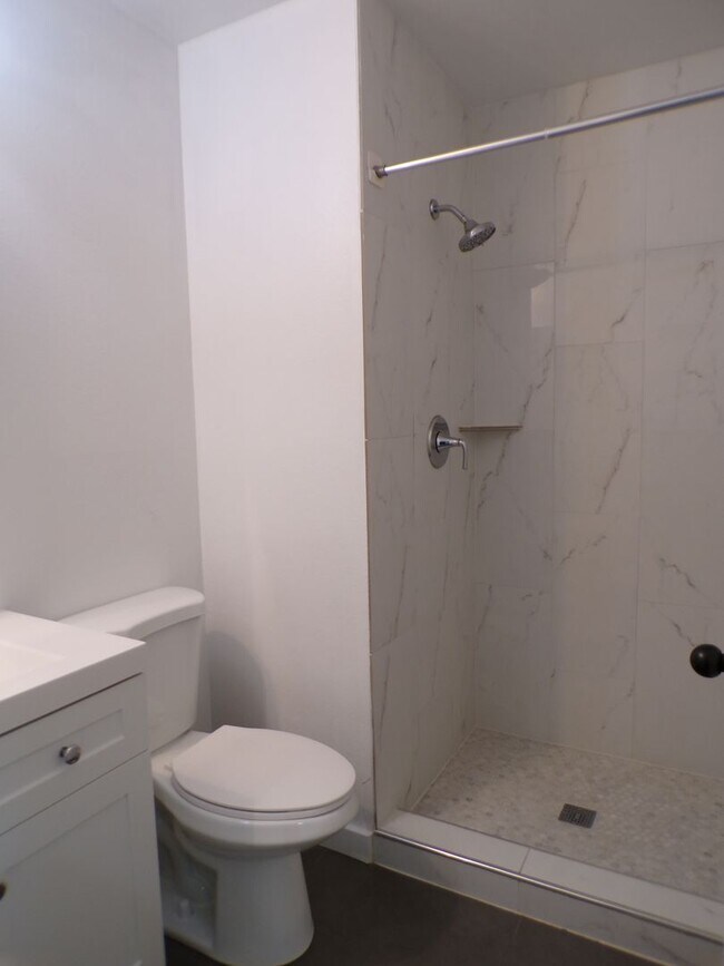 Building Photo - Updated 2 Bed 2.5 Bath Townhome!