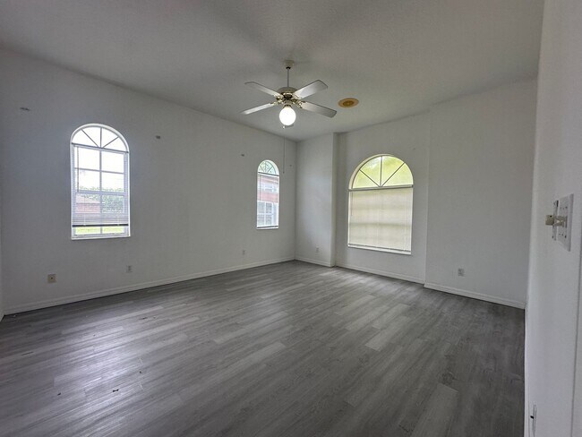 Building Photo - 815 Nelson Ave