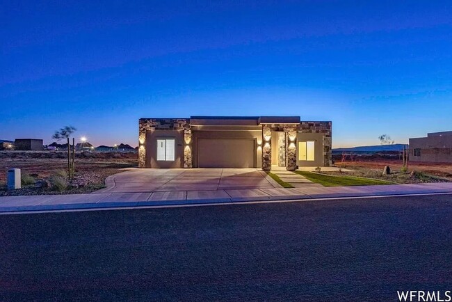 PETS ALLOWED! Spacious & Modern 3-Bedroom... - PETS ALLOWED!  Spacious & Modern 3-Bedroom...