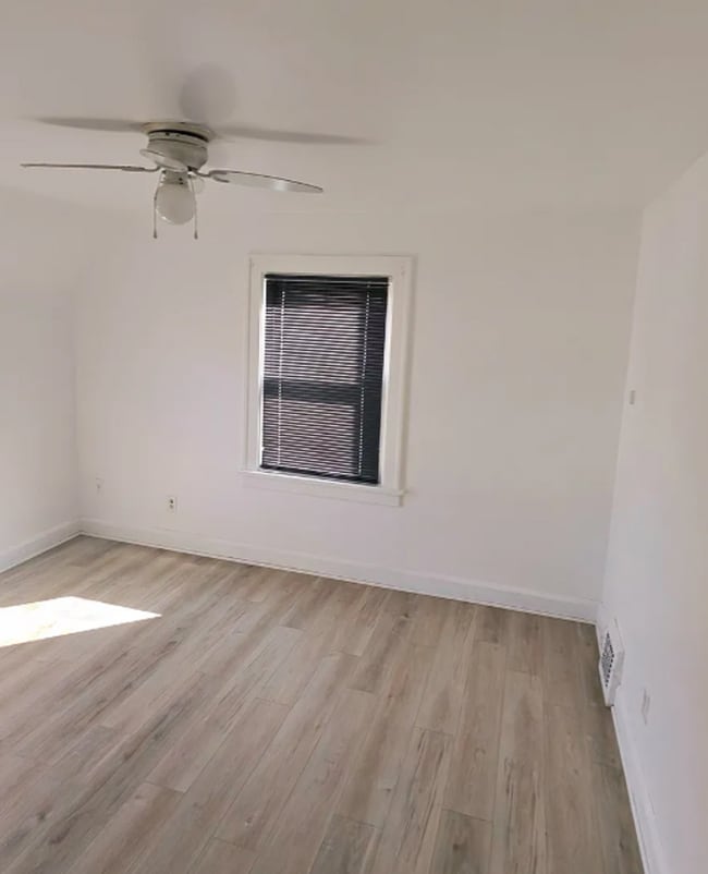 Building Photo - Newly Renovated Pet-Friendly 3-Bedroom Hom...