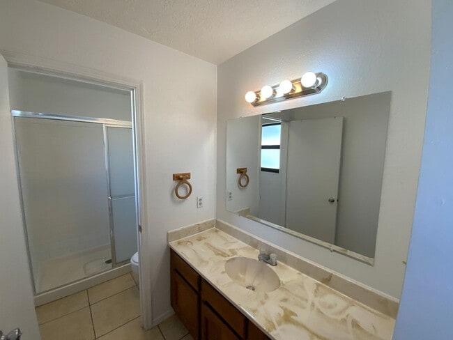 Building Photo - 3 Bedroom Single Story Home Available Near...