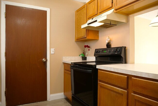 Building Photo - Spacious & Bright 2BD/1BA Home – Move-In R...