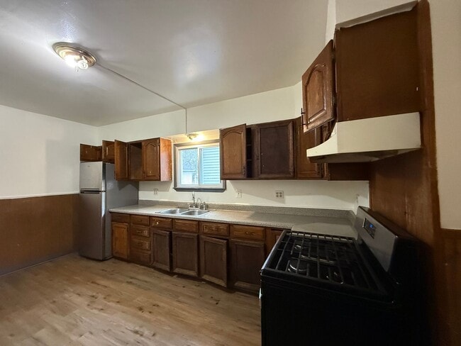 Building Photo - NICE 3 BEDROOMS WITH FULL BATH MOVE-IN READY!