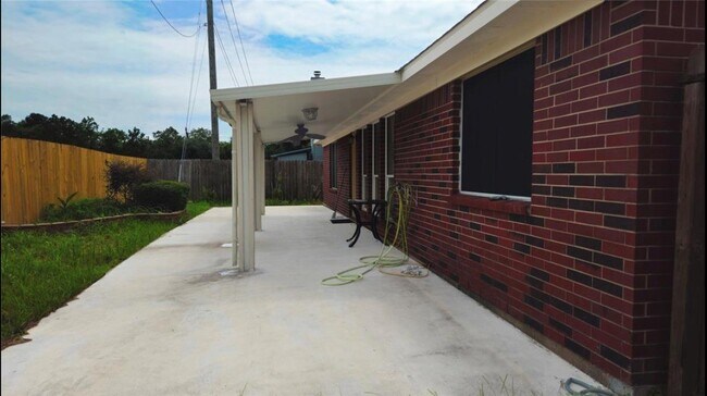 Building Photo - 1805 Oak Hollow Dr W