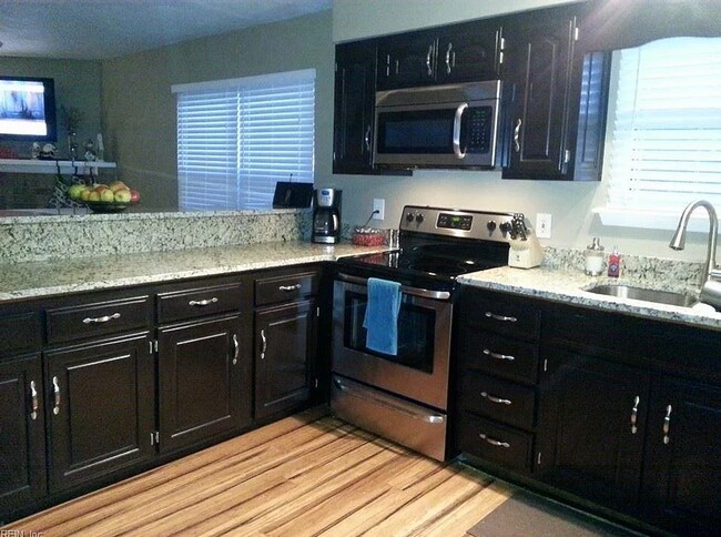 Building Photo - 820 Hanover Dr