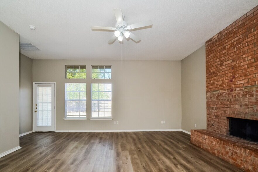Building Photo - 2310 Summit Dr