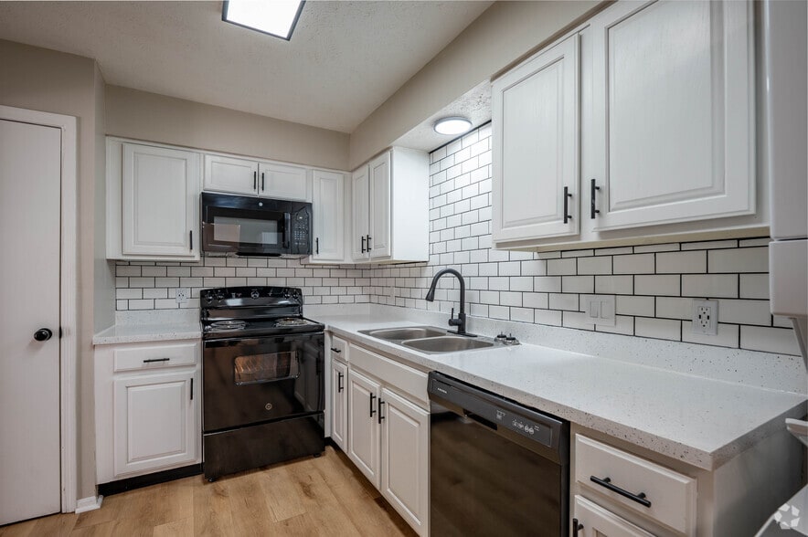 2BR, 2BA - 950SF - Kitchen - The Eclipse Apartment Homes