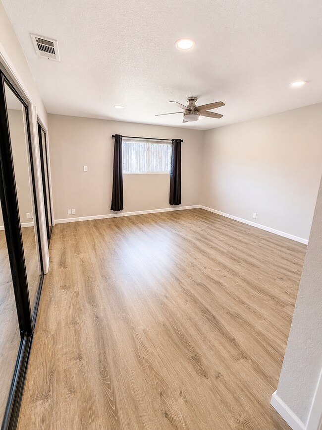 Building Photo - 708 Meadow Way