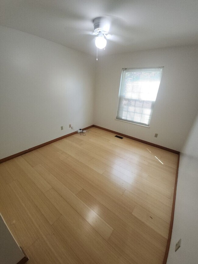 Building Photo - Spacious Home in Ladue Schools