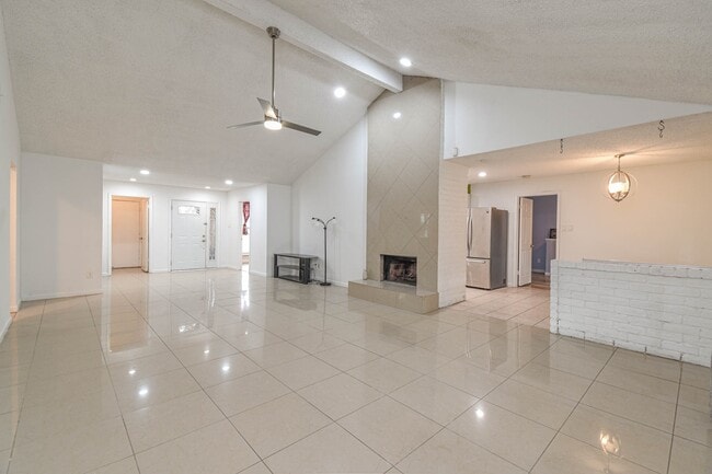 Building Photo - 12054 Plumpoint Dr