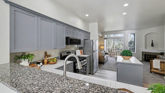 Building Photo - Updated Kirkland Townhome in Lochshire Condominiums with Premium Amenities- Available NOW