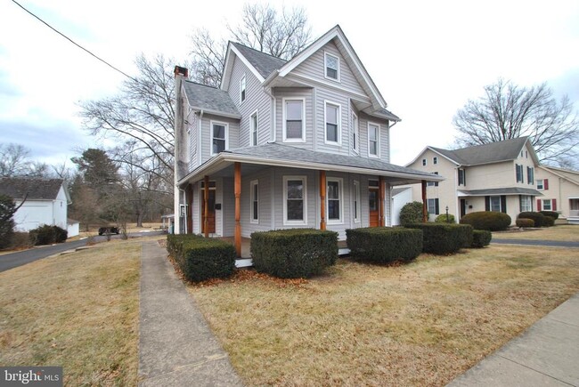 Building Photo - 336 E Walnut St