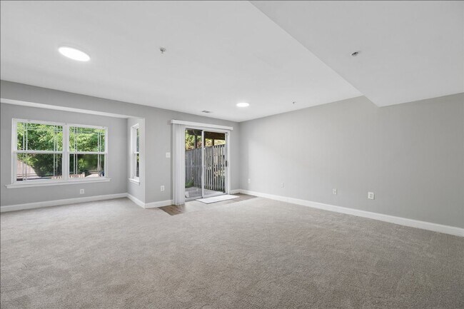 Building Photo - 1004 Collindale Ave