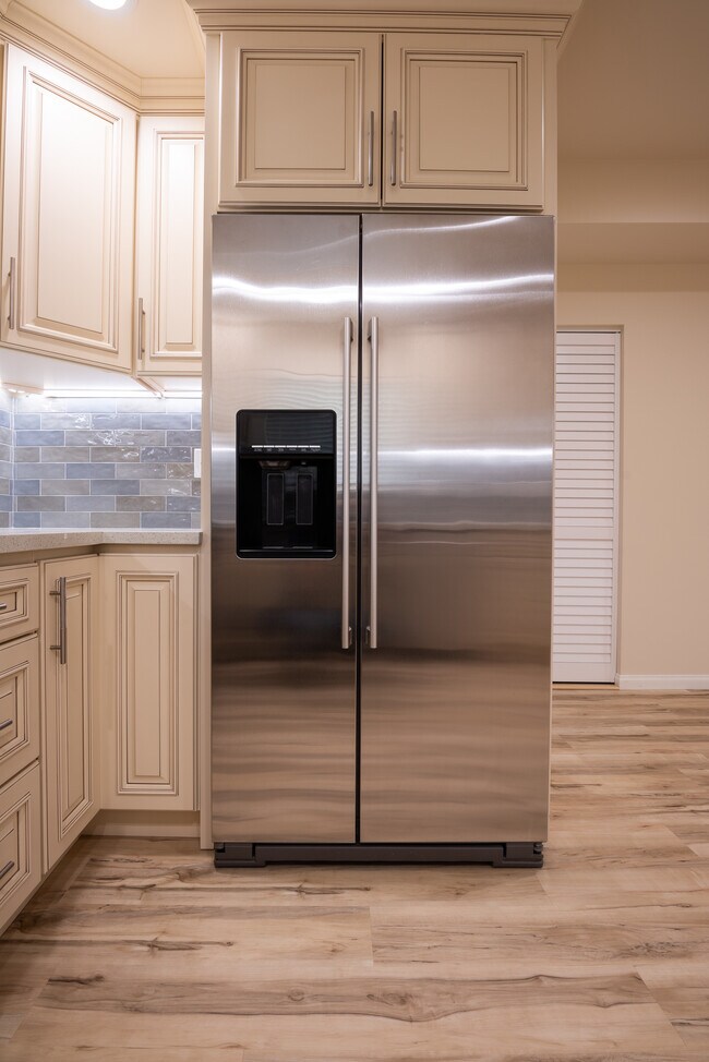 Building Photo - 1637 N Allen Ave