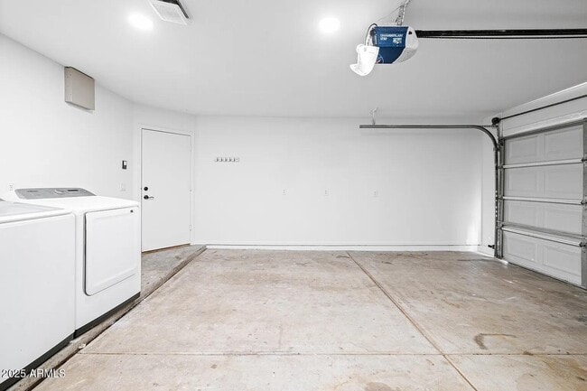 Building Photo - 1083 E Boston Ct