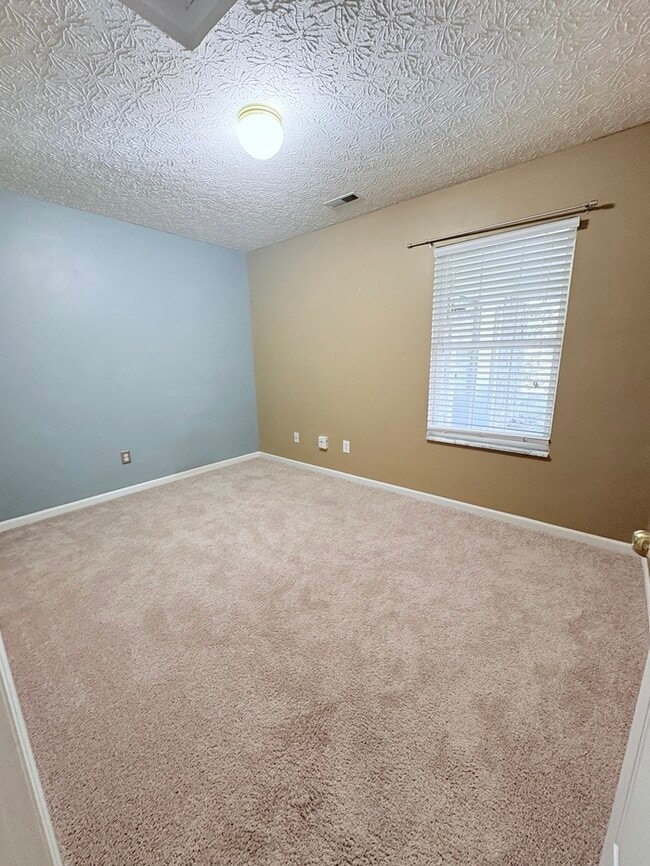 Building Photo - Beautiful 3 Bed, 3 Bath- Condo in Vibrant ...