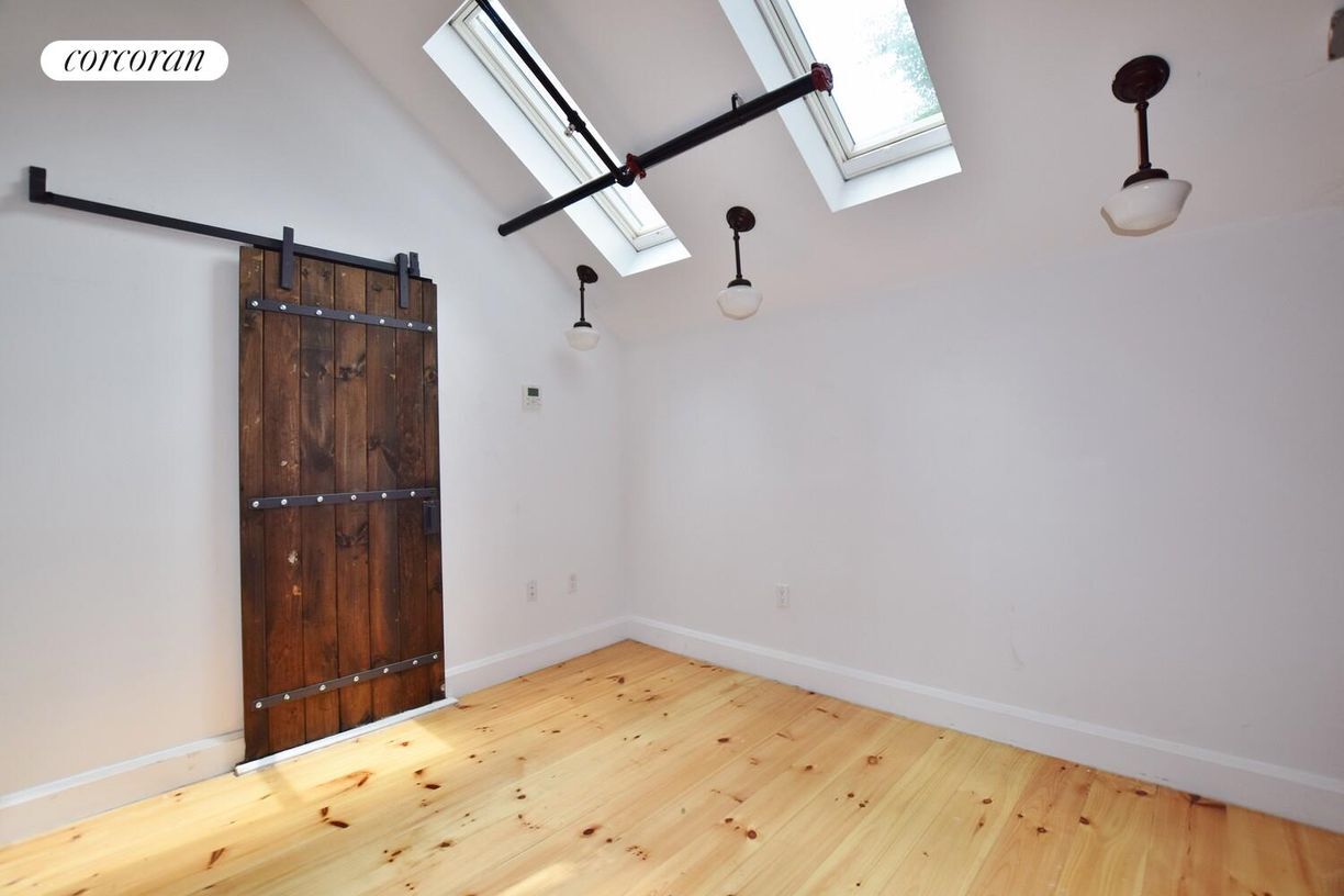 Building Photo - 163 N 6th St