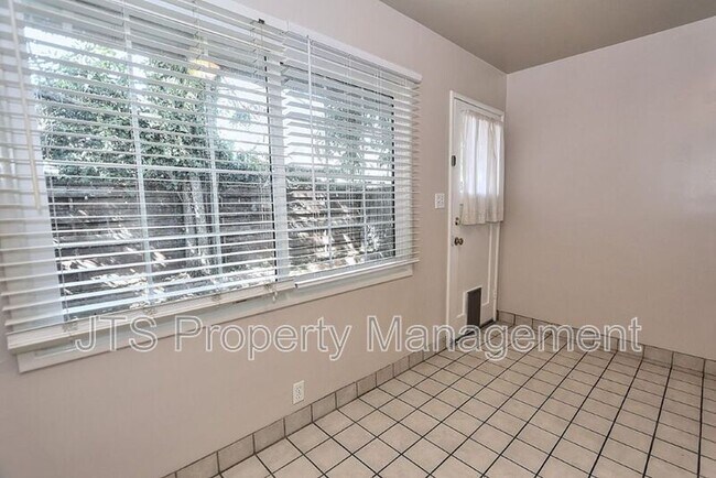 Building Photo - 3109-3111 Hampshire Drive