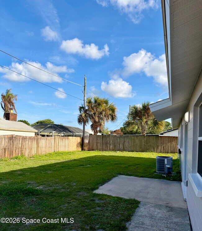 Building Photo - 557 Chantilly Dr