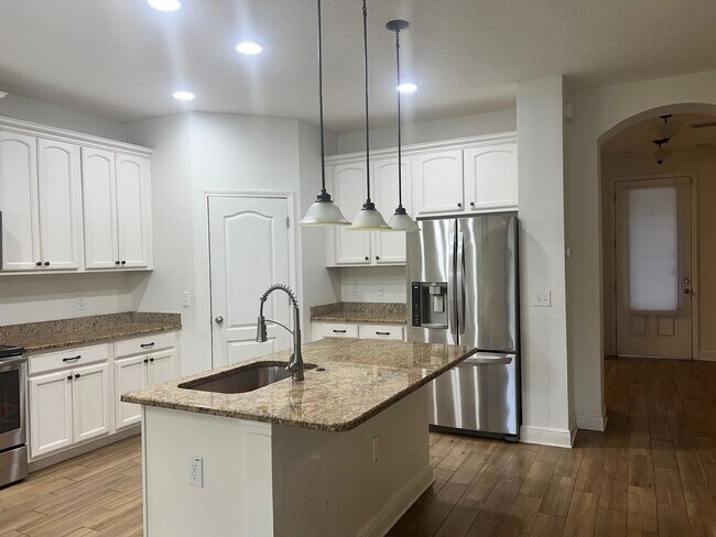 Building Photo - 4/3/2 HOME IN EDINA GARDEN OF EDEN