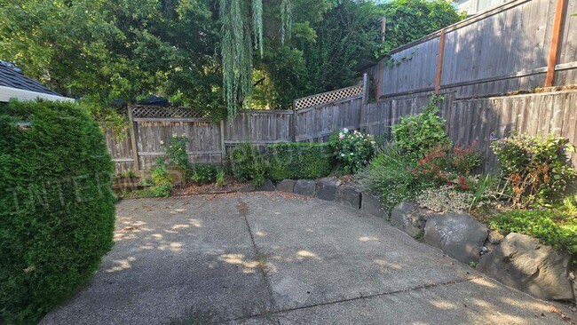 Building Photo - 4+ Bedroom Tigard Home With a Beautiful Vi...