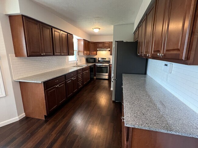 Building Photo - 3 Bedroom and Large Yard in South Springfield