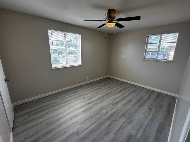 Building Photo - CUTE 3+1 South Bakersfield 93304 $1700